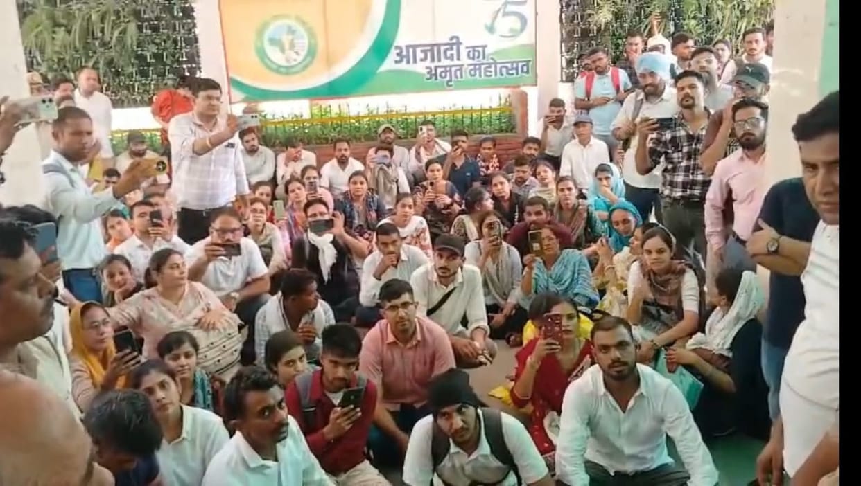 HTET candidates create ruckus at board headquarters, result stalled due to biometric mismatch