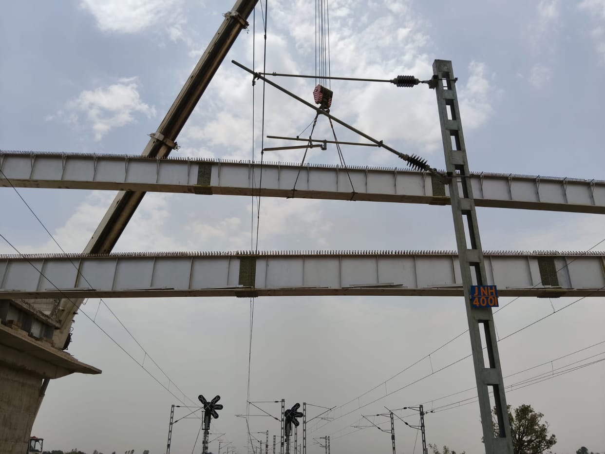 Janghai Flyover: Train movement halted for two hours; girder installation work begins on the Prayagraj route.