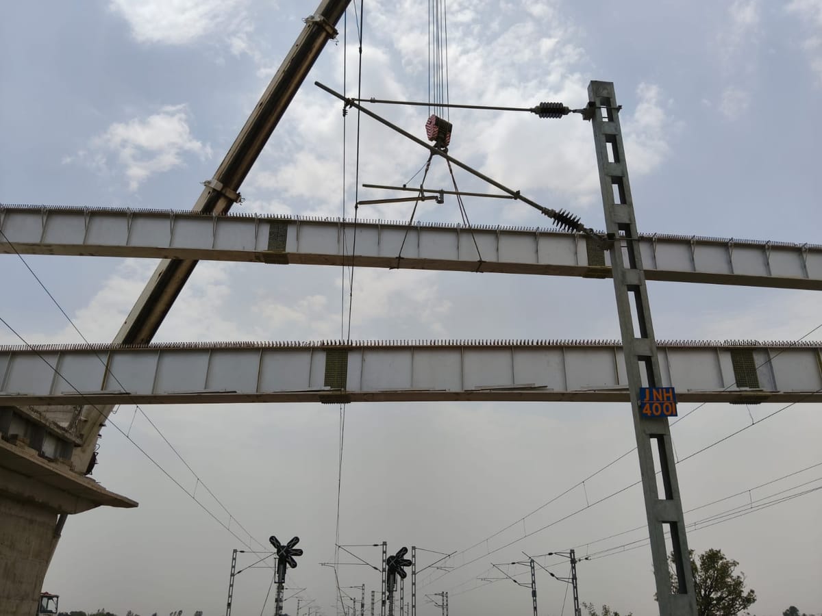 जंघई फ्लाईओवर: दो घंटे थमे रहे ट्रेनों के पहिए, प्रयागराज रूट पर गर्डर चढ़ाने का काम शुरू
