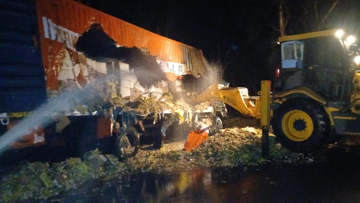 A fire broke out in a trolley carrying eight tonnes of firecrackers; 10 fire engines brought it under control after six hours of effort.