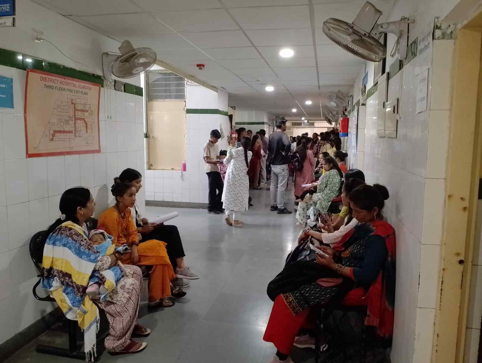 जिला अस्पताल अल्मोड़ा में इंतजार करते मरीज। संवाद