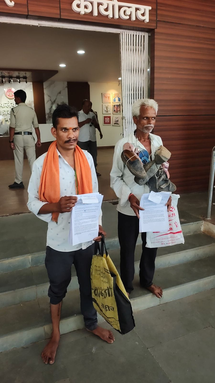 जूतों की माला पहन कर जन सुनवाई में पहुंचा किसान