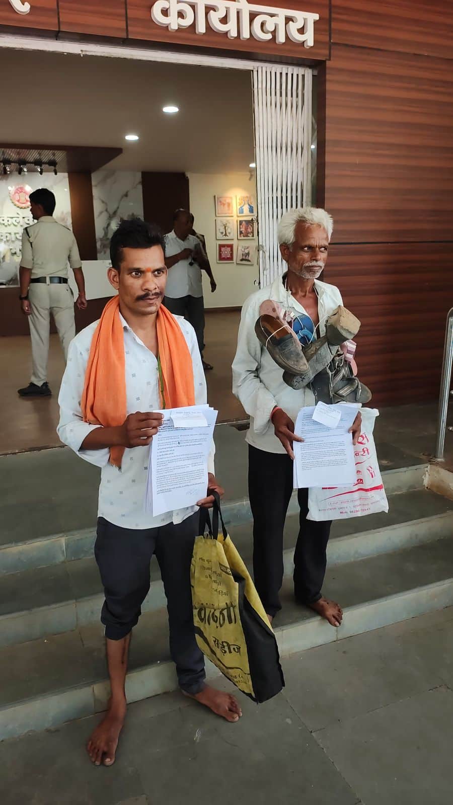 A farmer arrived at a public hearing in Neemuch wearing a garland of shoes around his neck, accusing a policem