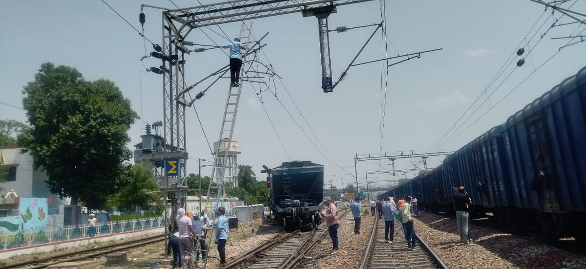 Kurukshetra News: रेलवे स्टेशन पर मालगाड़ी के तीन डिब्बे पटरी से उतरे