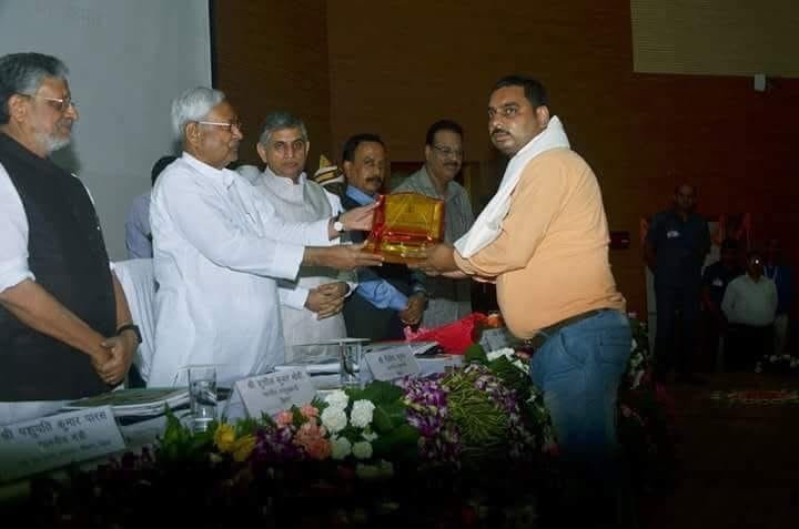 मृतक किसान को पूर्व मुख्यमंत्री ने किया था सम्मानित