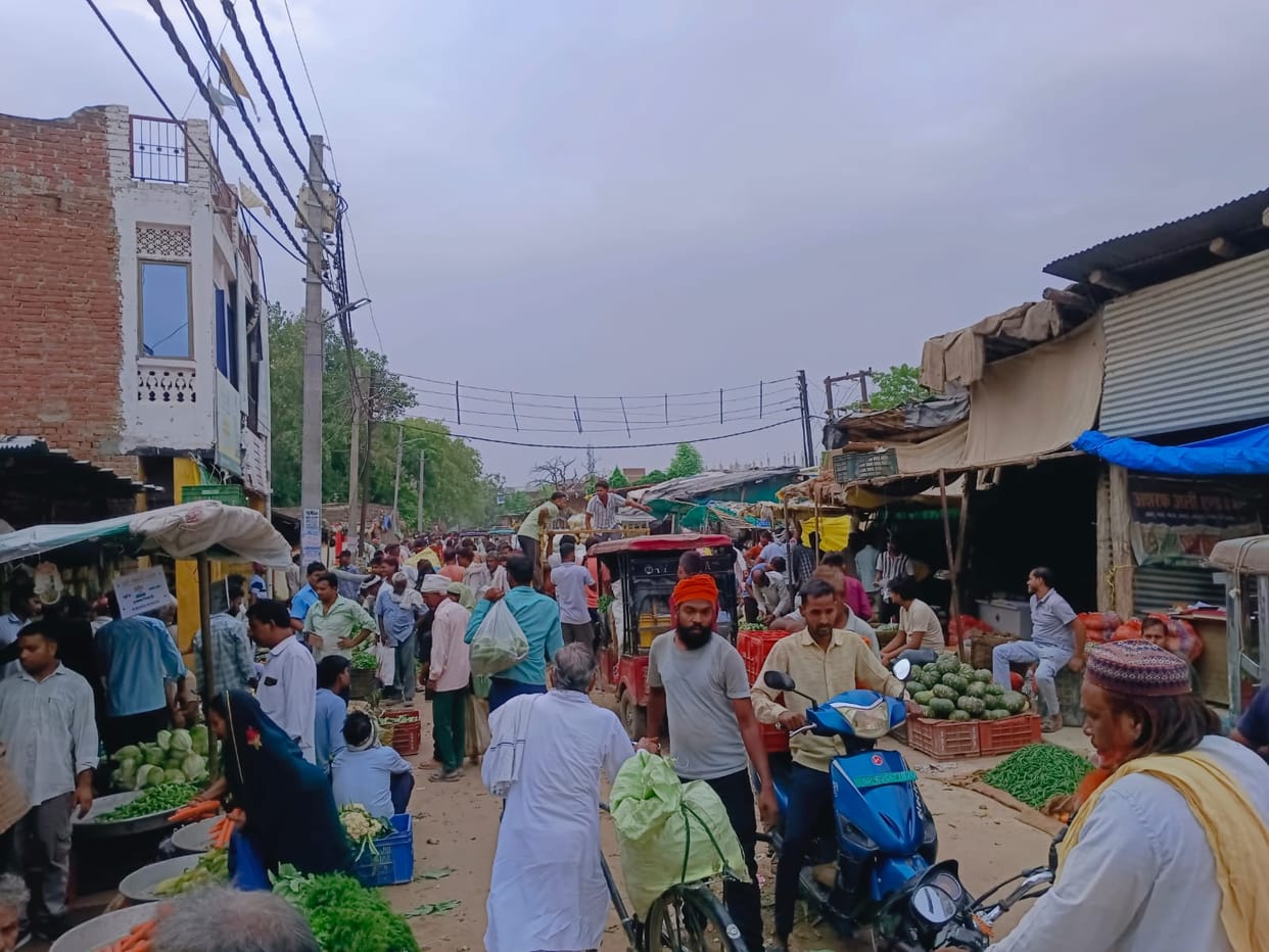 A vegetable market occupies a 400-meter stretch of road, forcing a four-kilometer detour.