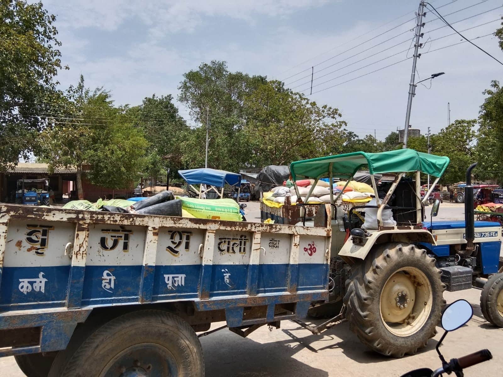 मंडी समिति में गेहूं बिक्री के लिए खड़े ट्रैक्टर। संवाद