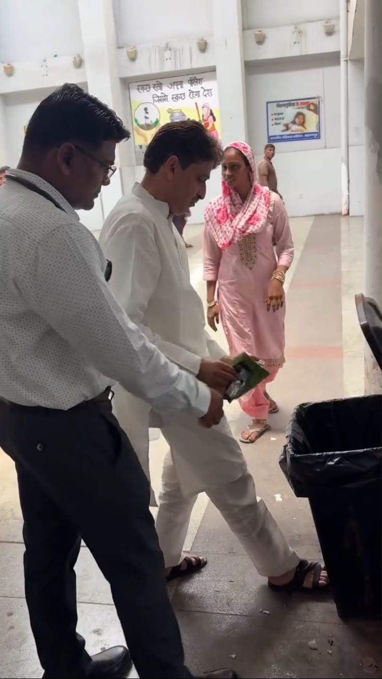 MP visits medical college, starts picking up garbage himself