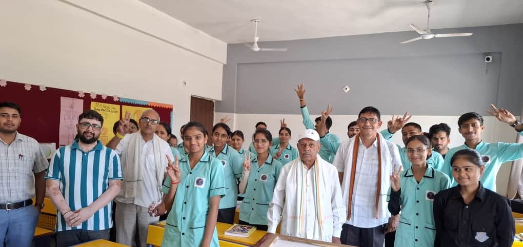 मेडिकल केयर यूनिट स्थापित करने की मांग करते संस्था के पदाधिकारी व स्टाफ। स्रोत : संस्था
