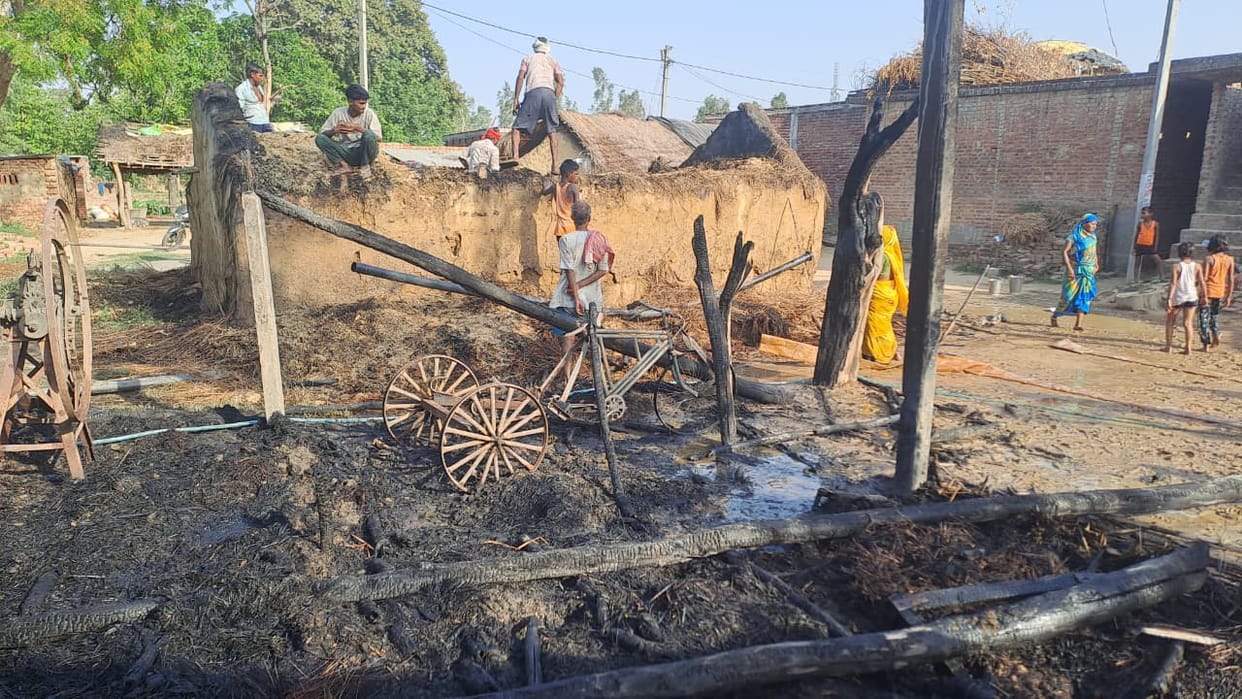 A short circuit caused a fire in a thatched house.
