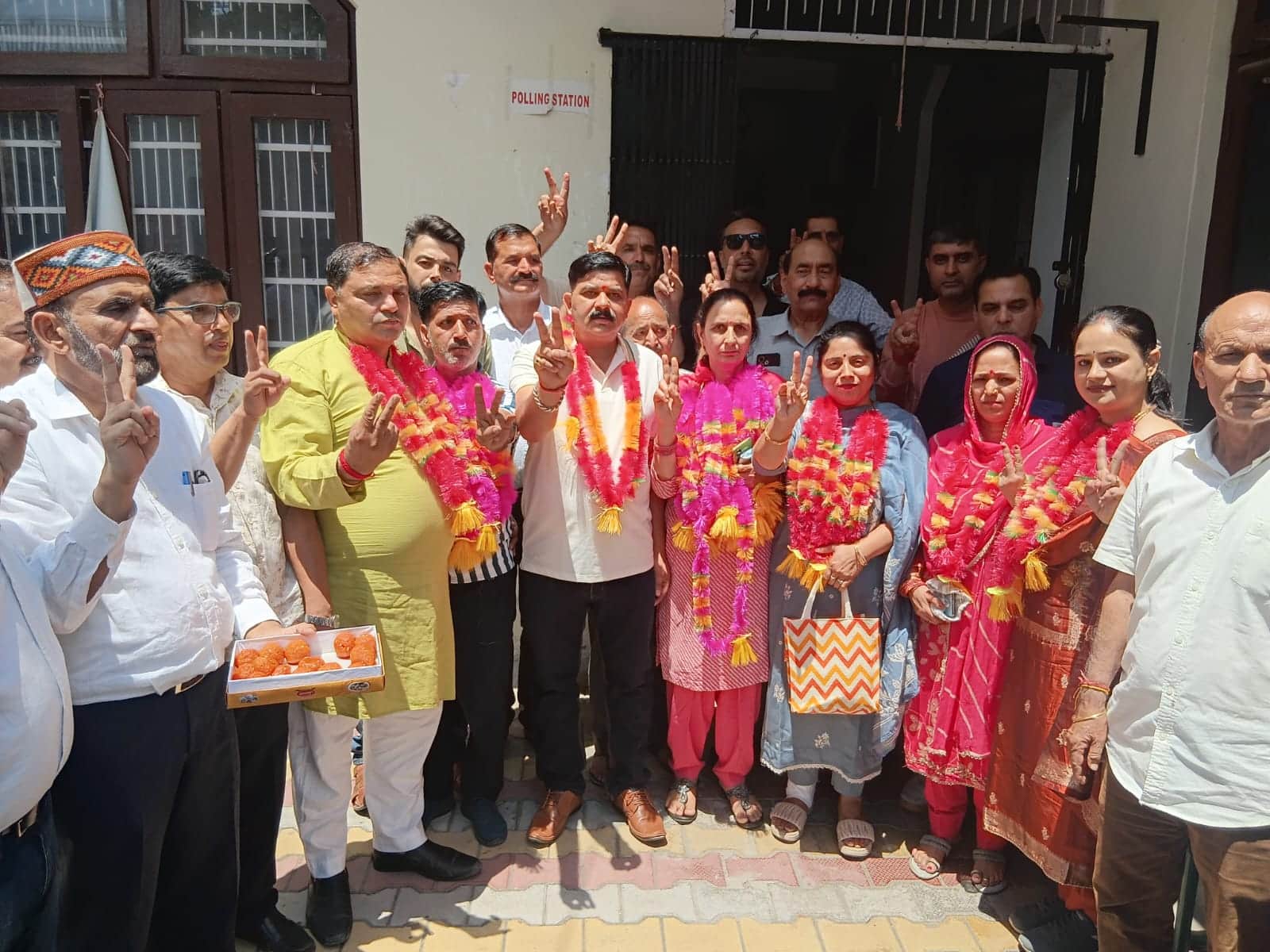 नगर पंचायत भोटा में अध्यक्ष सरोज कुमारी व उपाध्यक्ष बलदेव पार्षदों और समर्थकों के साथ। संवाद।
