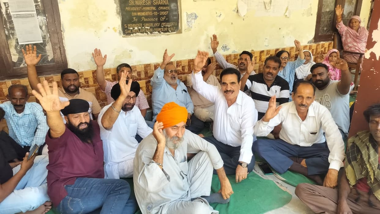 The family cannot be supported with the honorarium of nine thousand rupees.
