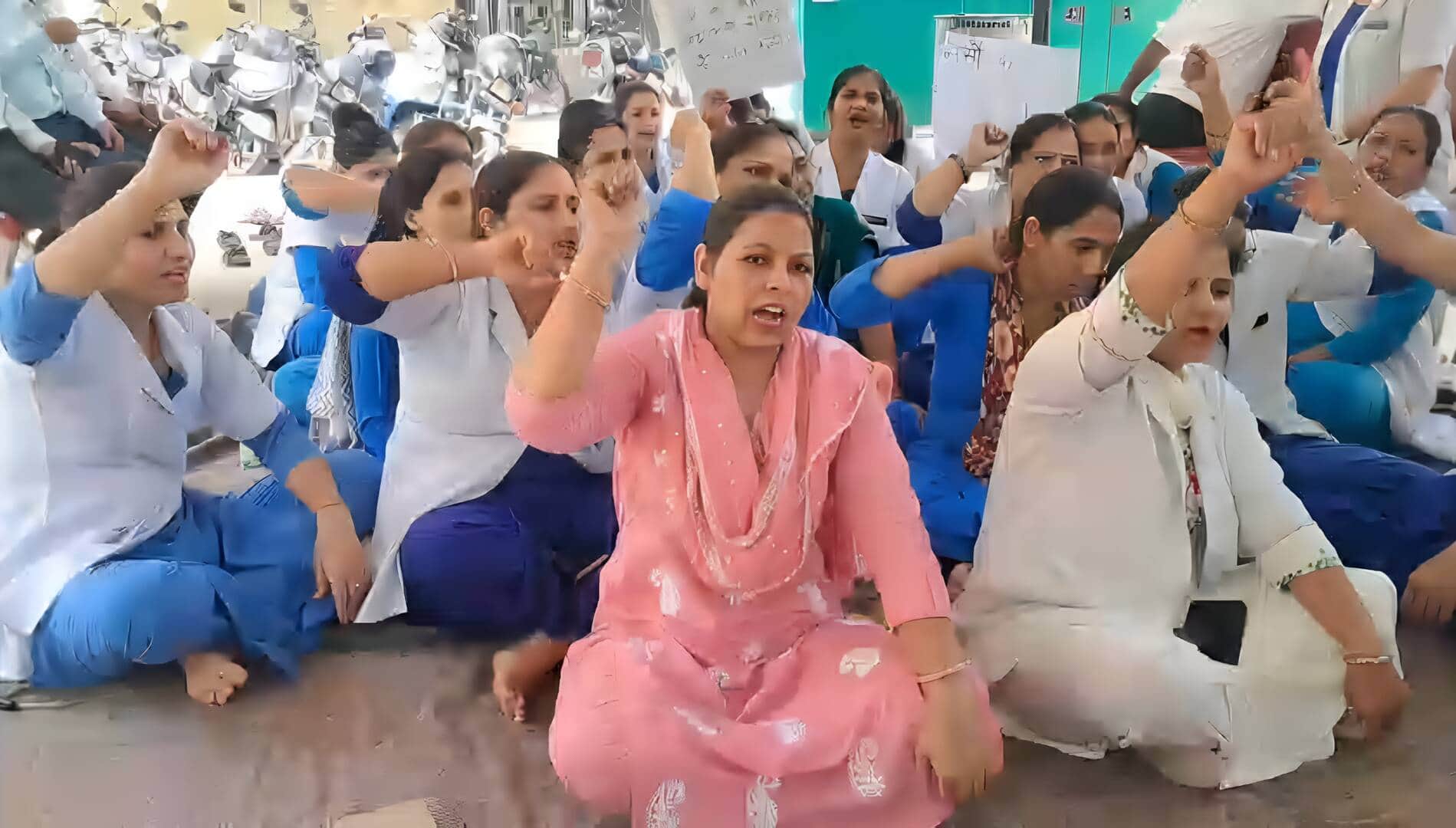 नागरिक अस्पताल में धन्य पर बैठी नर्सिंग स्टाफ सदस्य। संवाद