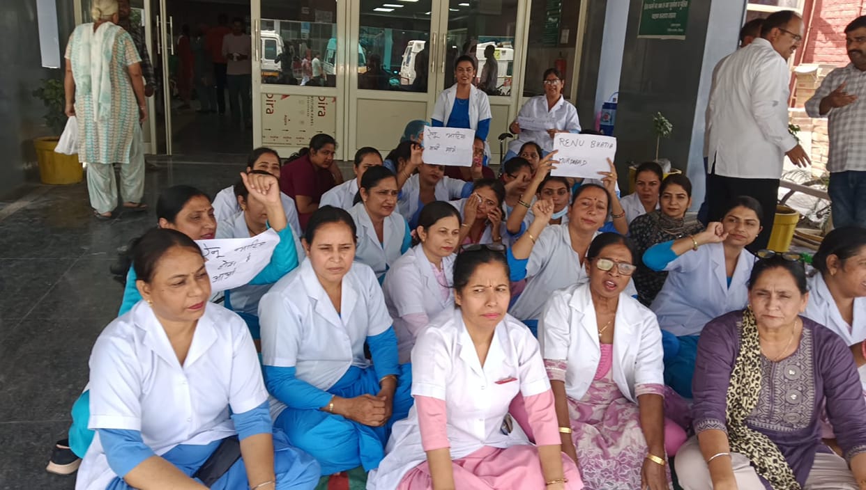 Nursing staff roared against Haryana Women Commission chairperson, two-hour pen-down strike, demand for apology