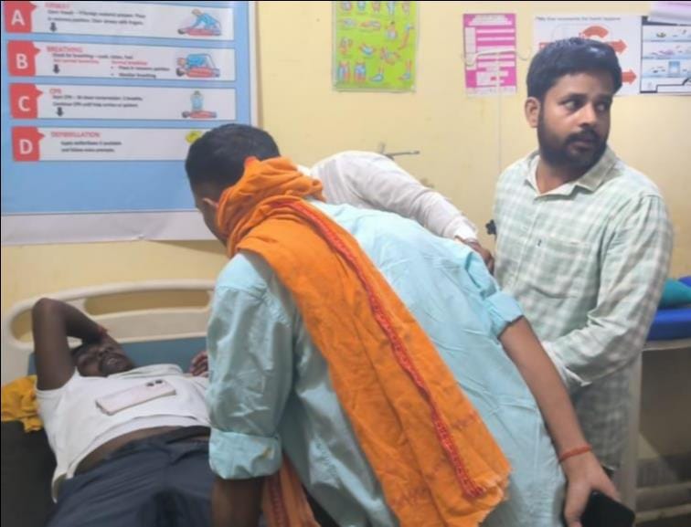 One and a half lakh rupees and a gold chain were looted from the clerk in broad daylight by smashing his head with the butt of a pistol