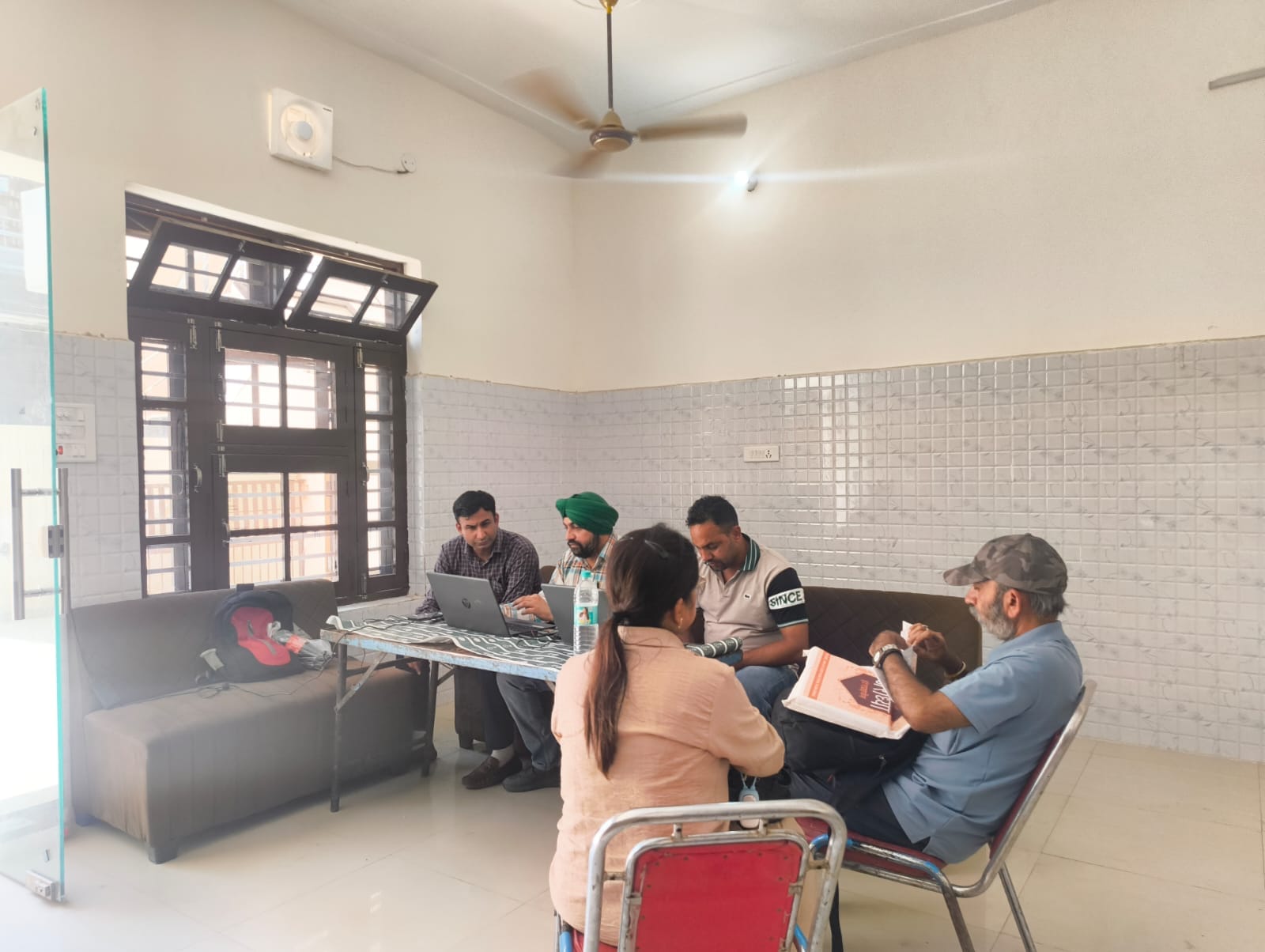 प्रॉपर्टी आईडी को स्वयं प्रमाणित करने के लिए निगम कर्मचारियों की ओर से लगाया गया शिविर संवाद