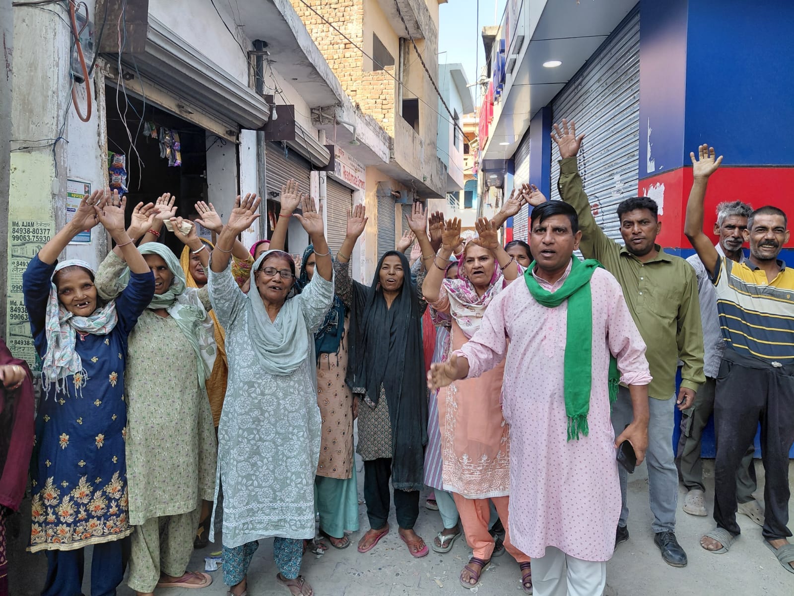 पेयजल समस्या को लेकर प्रदर्शन करते शहर के वार्ड चार के लोगसंवाद