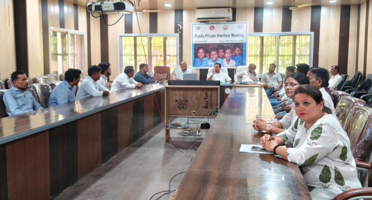 सीएमओ कार्यालय सभागार में आयोजित प्रशिक्षण में मौजूद कर्मी।
