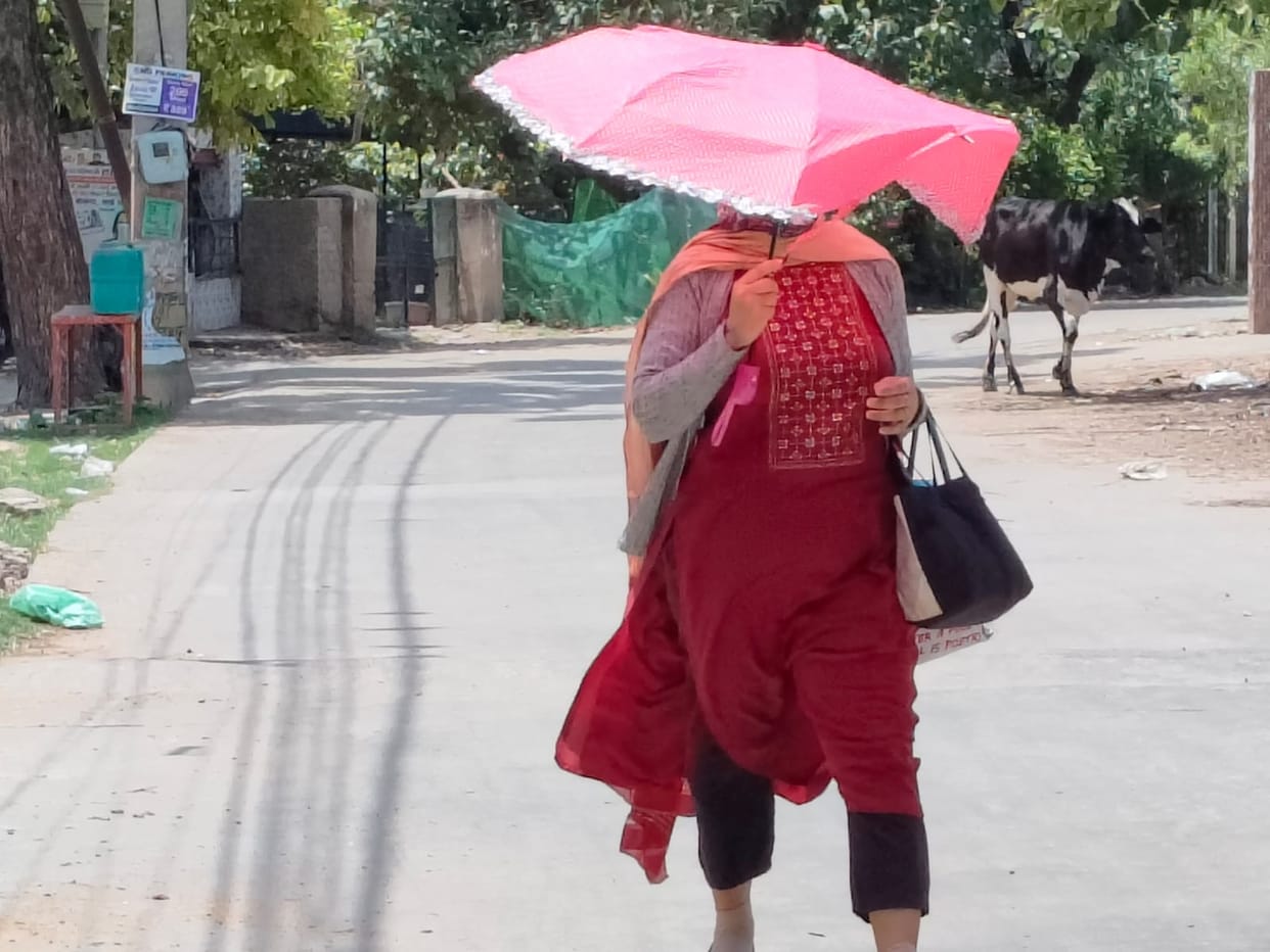 Heatwave intensifies, mercury reaches 42 degrees