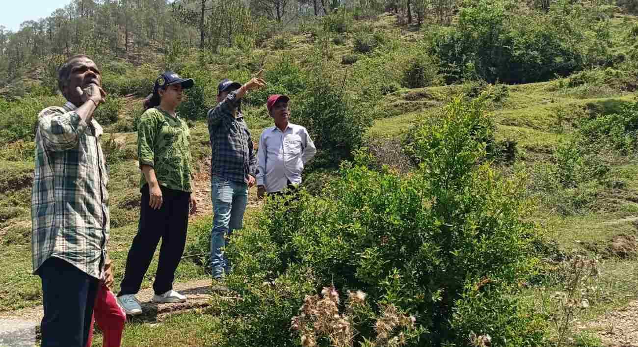 सर्प गांव में गश्त करती वन विभाग की टीम। स्रोत-वन विभाग