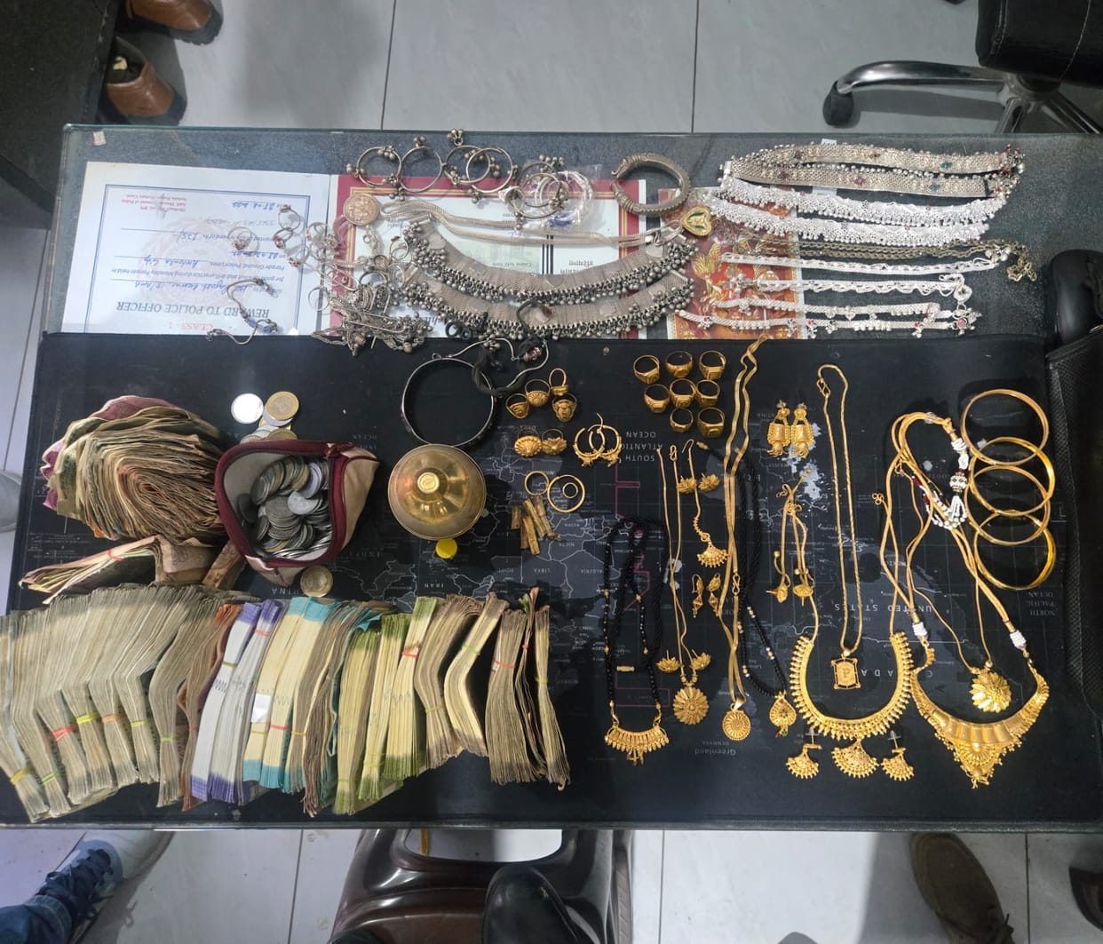 Two arrested with jewellery worth Rs 40 lakh and Rs 4.25 lakh cash
