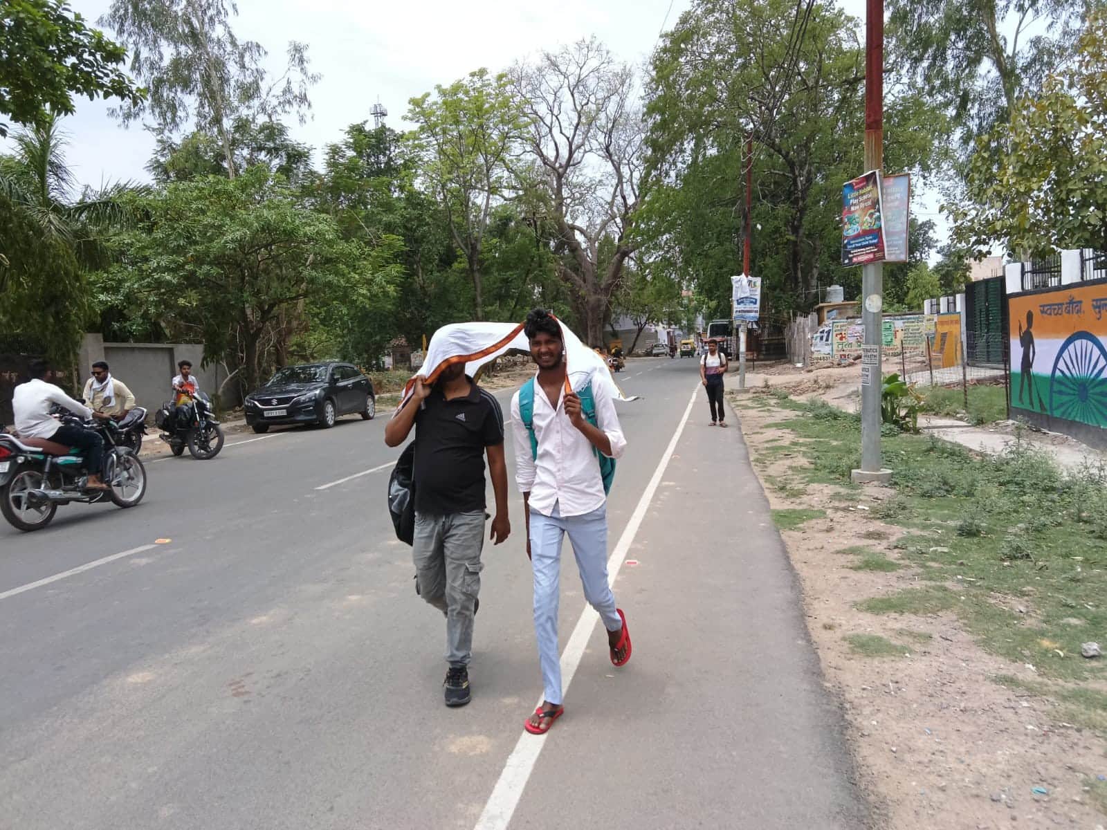 शहर के डीएम कालोनी रोड पर इस तरह से धूप से बचकर निकले परीक्षार्थी। संवाद