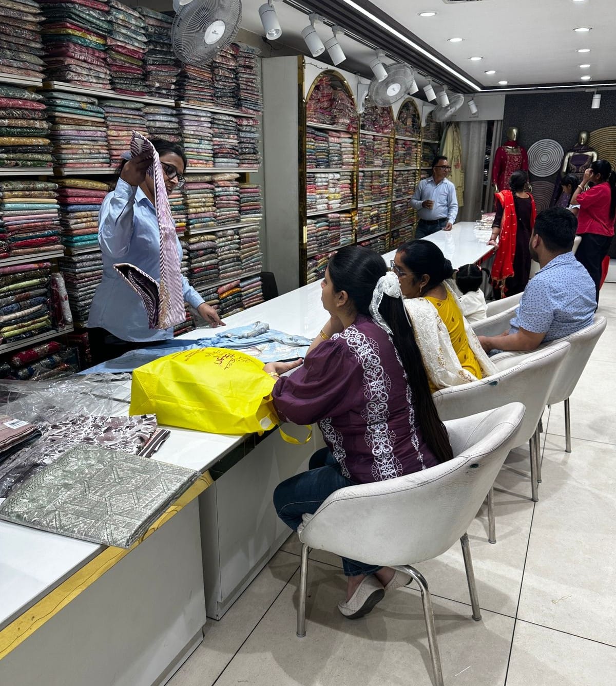 Wedding auspicious dates bring the buzz of customers back to the market