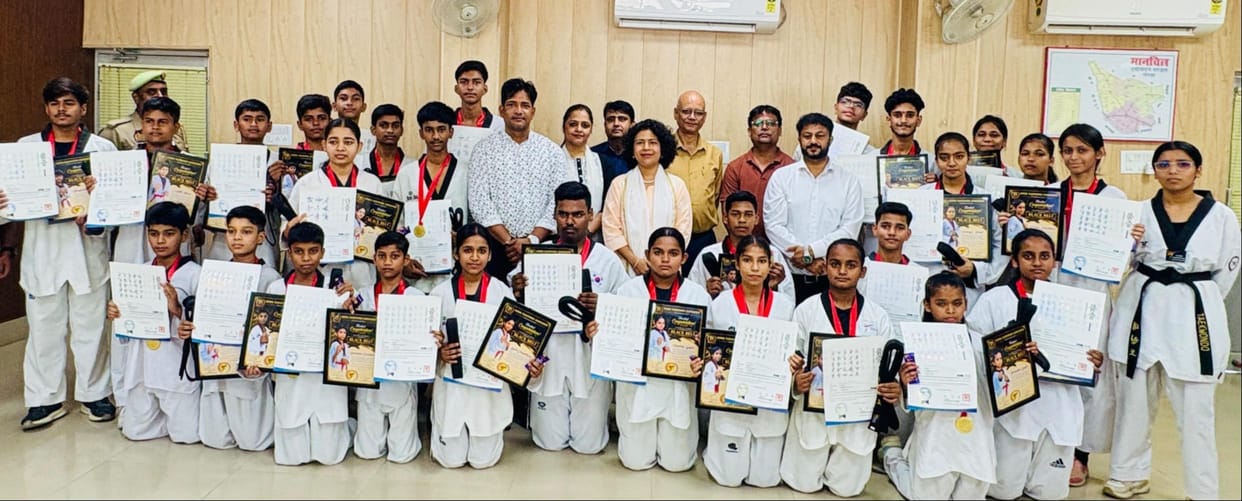 32 Taekwondo players received black belts