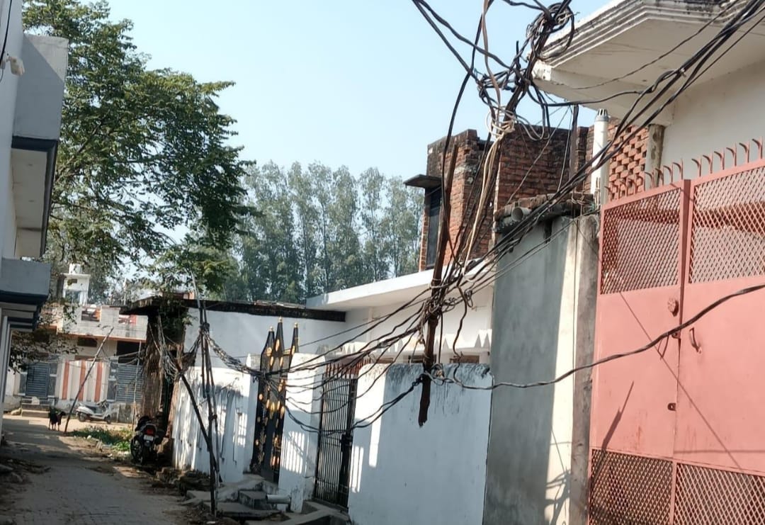 Life in danger due to hanging electric wires