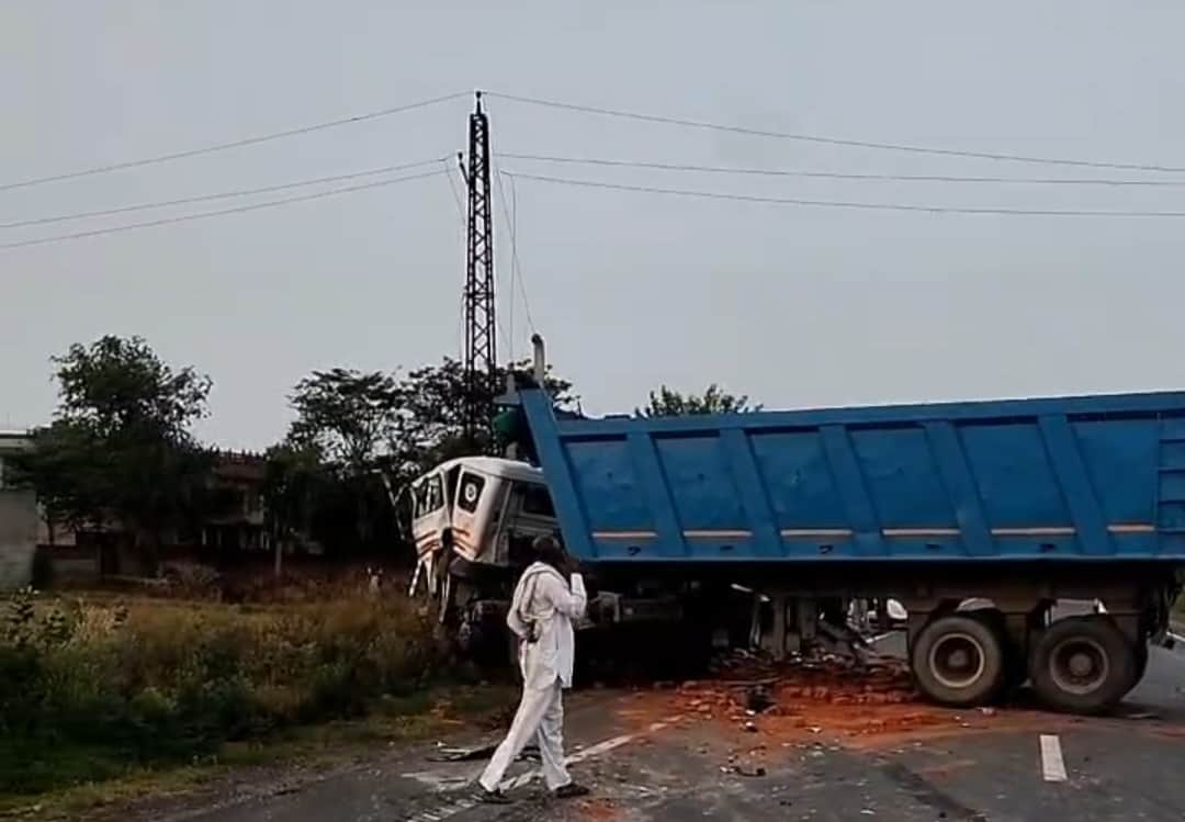 ईंटों से भरी ट्रैक्टर-ट्रॉली पलटी।