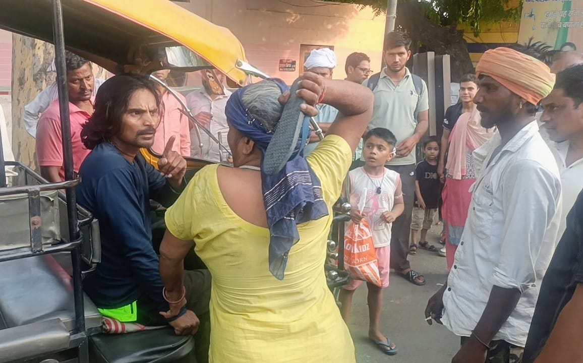 Woman beats tempo driver with slippers for demanding higher fare