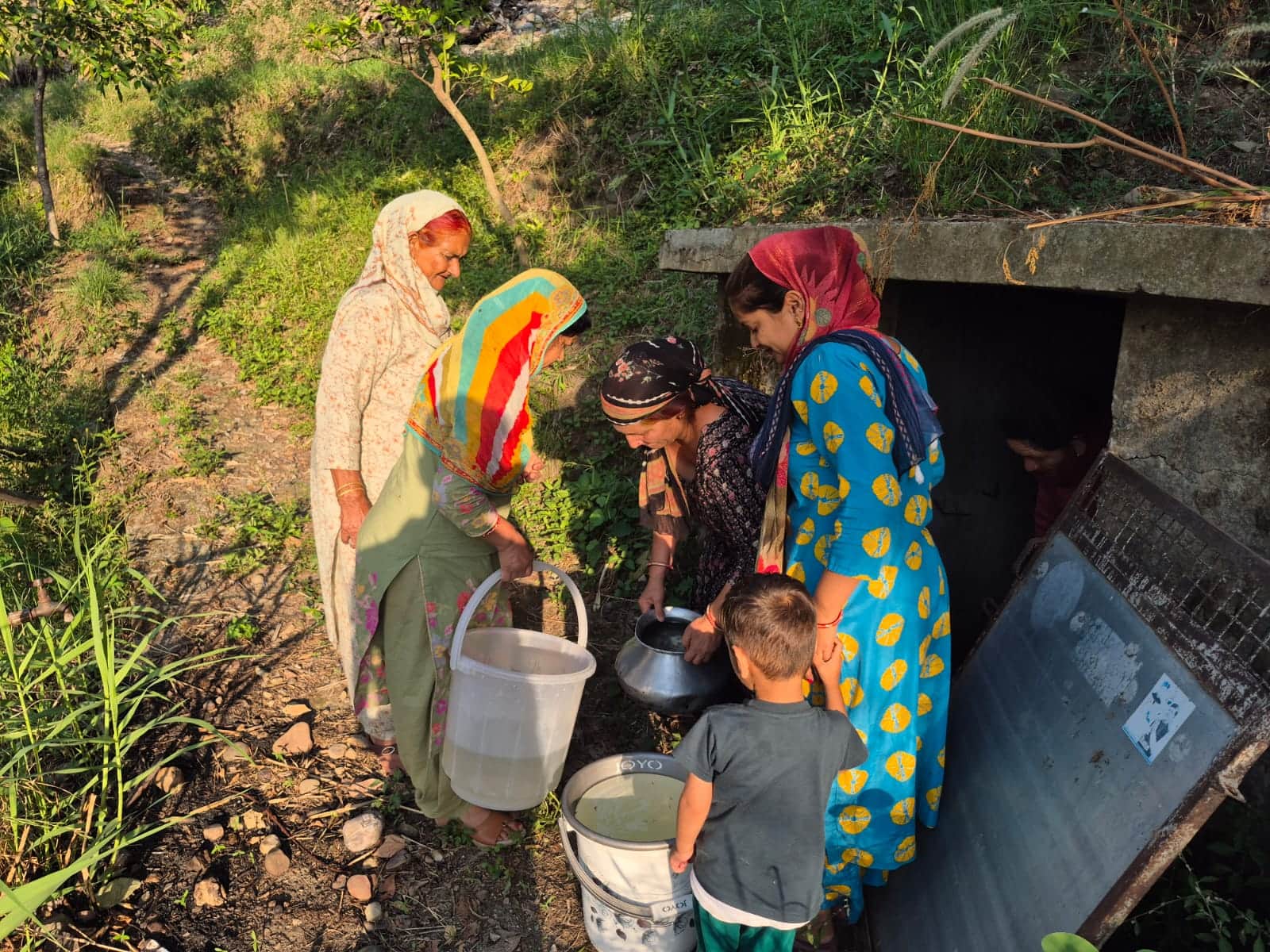 ऊहल और लग कडियार पंचायत के लोग खातरी से पानी भरते हुए। संवाद