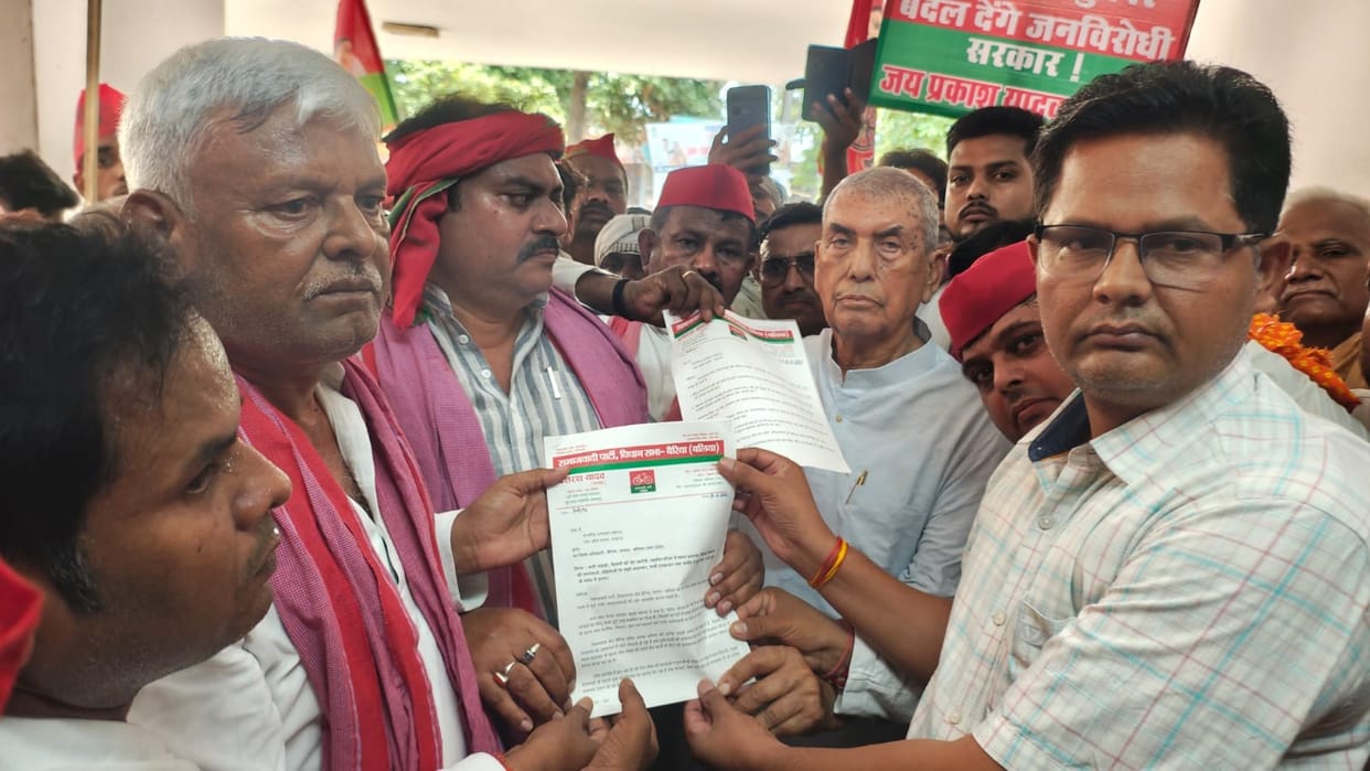 SP protests at the tehsil office over 15 demands.