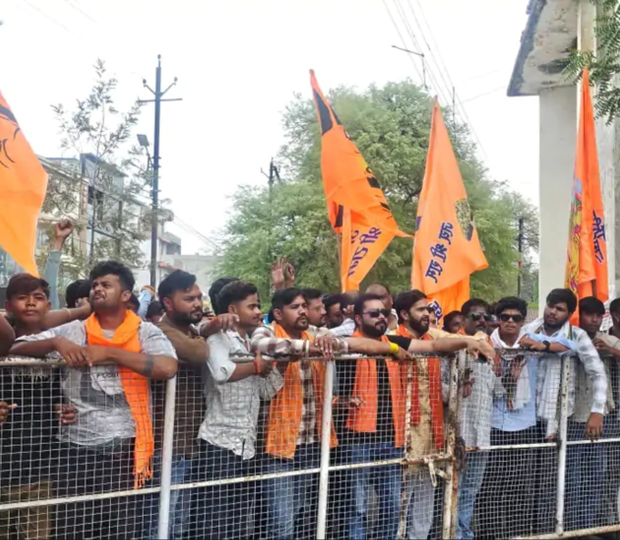 विरोध करते हिन्दू संगठन