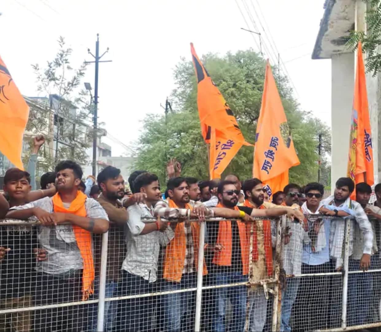 विरोध करते हिन्दू संगठन