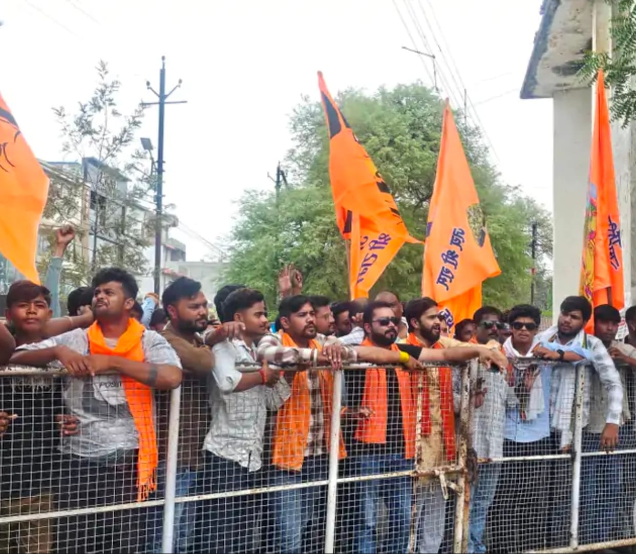 विरोध करते हिन्दू संगठन