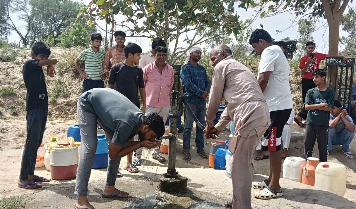 Villagers in Siwanamal are desperate for every drop of water, forced to fetch it from a distance of one kilometer.