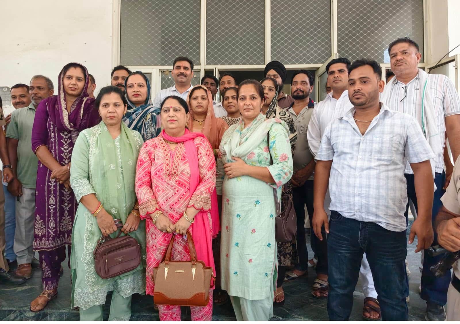 200 नव निर्वाचित ब्लॉक समिति चेयरपर्सन अर्चना शर्मा को बधाई देते विधायक सतपाल जांबा व अन्य
