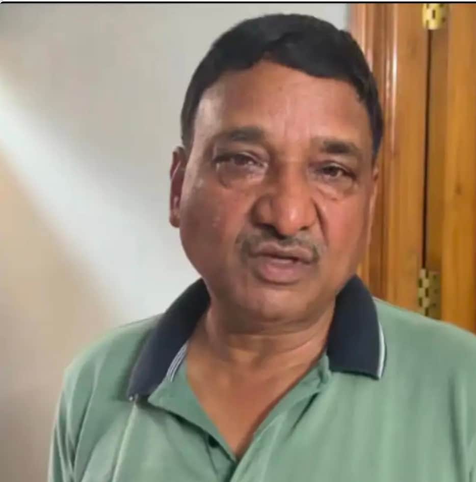Thieves wearing gloves stole jewelry worth 1.5 rupees crore from the house.