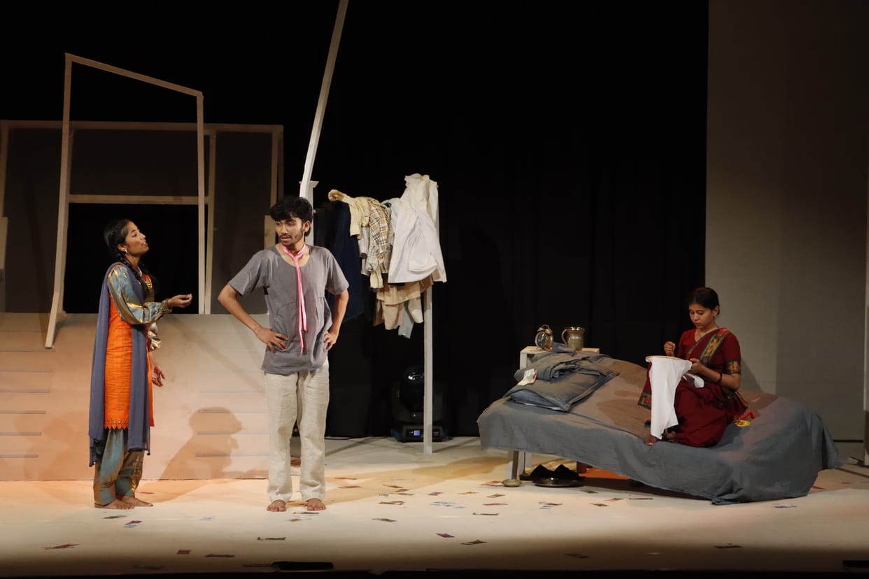 The play depicts the insecurity of intellectuals in Mumbai.