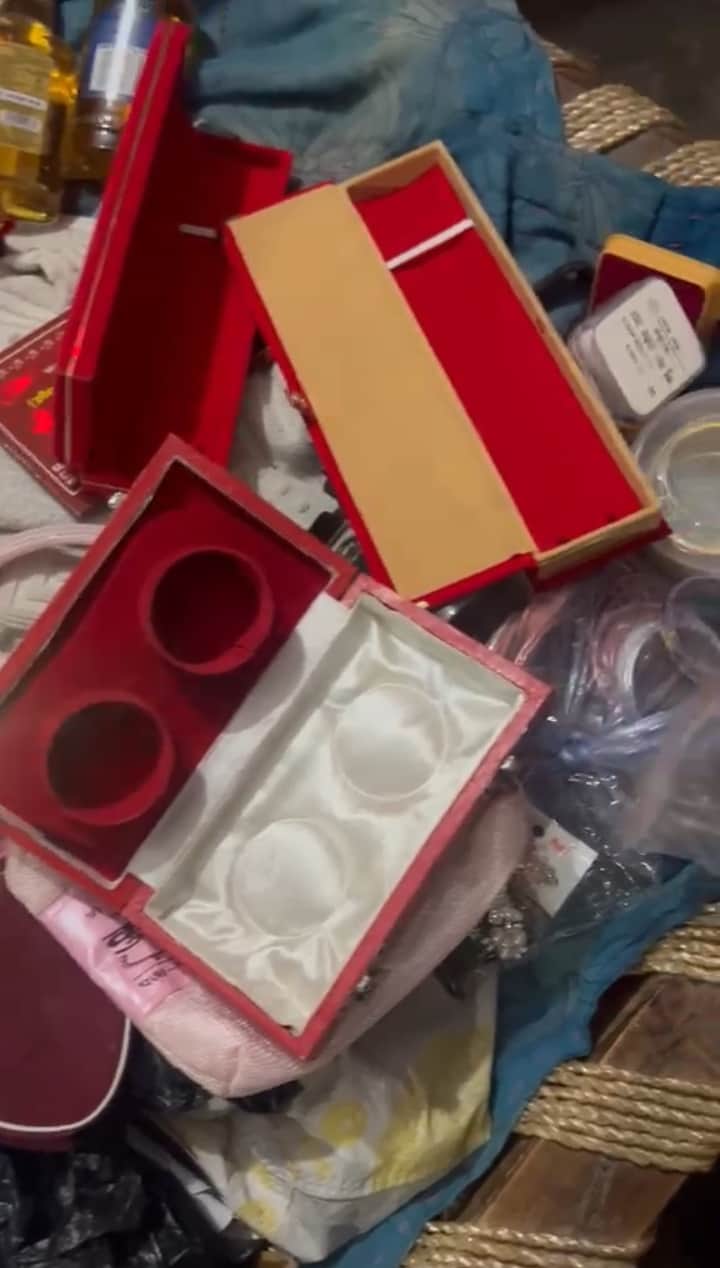 आभूषणों के पड़े हुए खाली डिब्बे