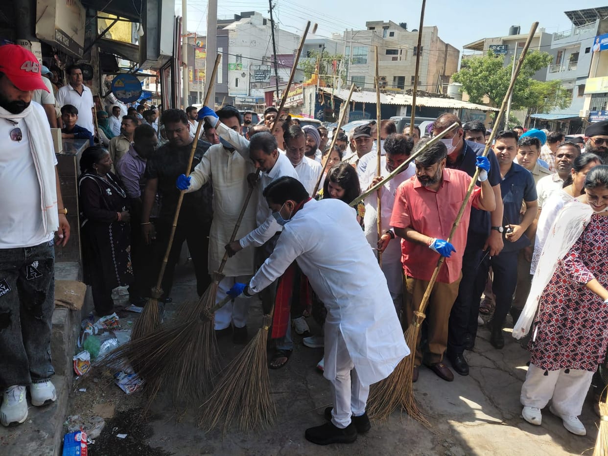 The Union Minister conveyed the message of a clean India by sweeping.