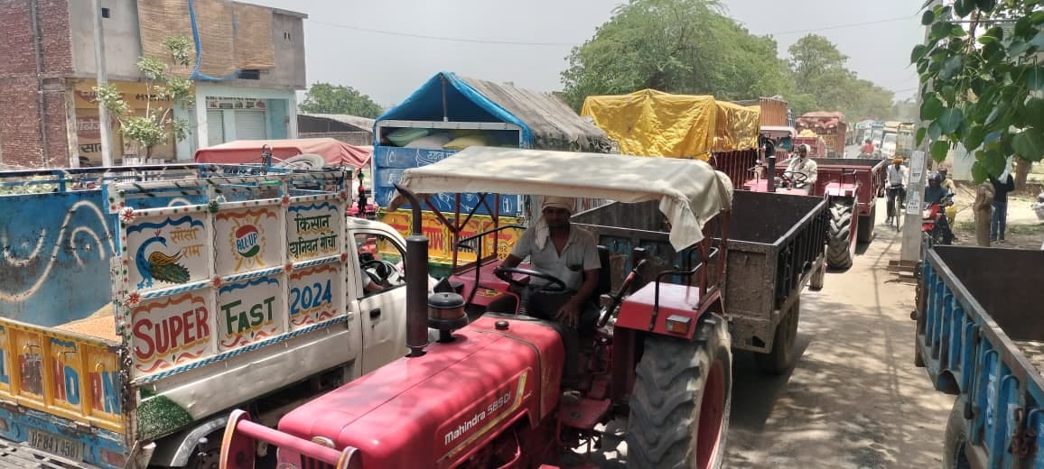 Aliganj and GT Road jammed for four hours due to vehicles loaded with maize.