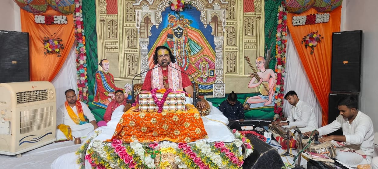 On the second day of Shrimad Bhagwat Katha, the story of 24 incarnations of Lord Krishna was heard.