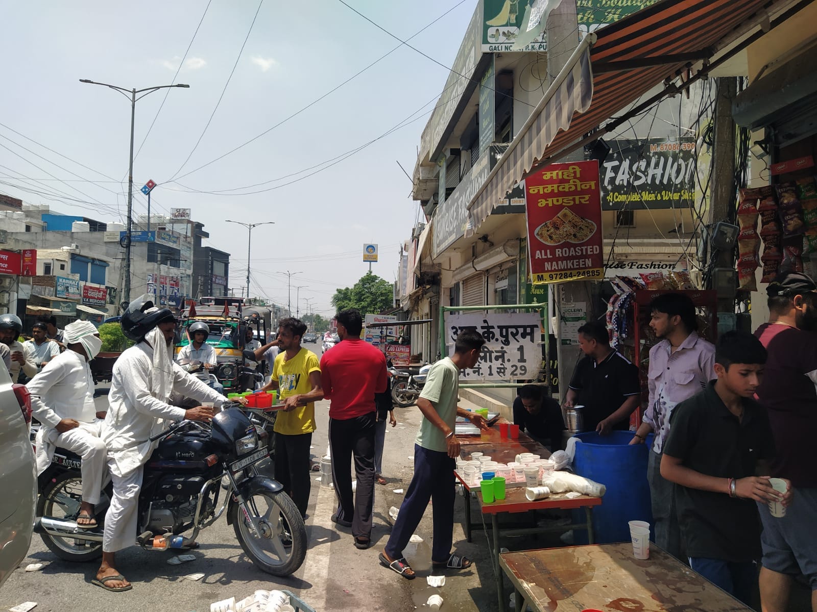 भीषण गर्मी में राहगीरों को पानी पिलाते आरके पुरम मार्केट एसोसिएशन के सदस्य   संवाद