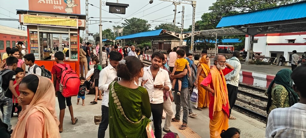 Trains and buses are packed, causing trouble for passengers
