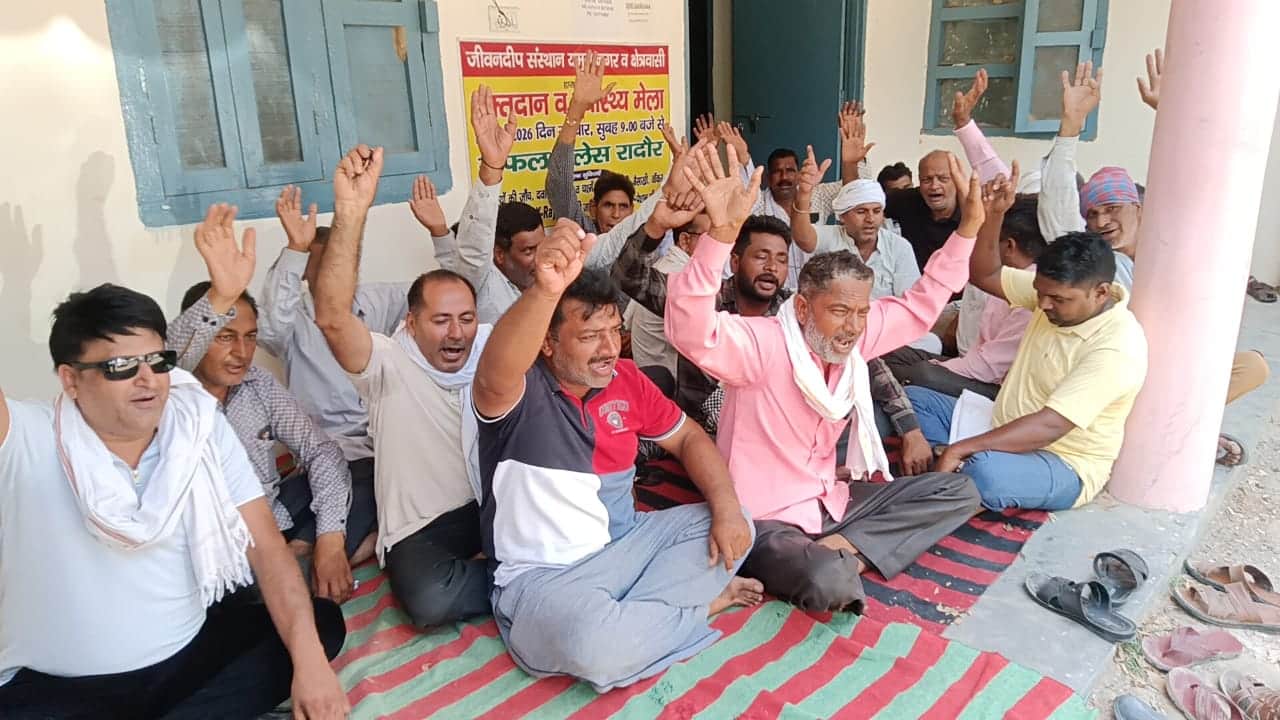 बिजली निगम कार्यालय पर प्रदर्शनकरते ग्रामीण। प्रवक्ता