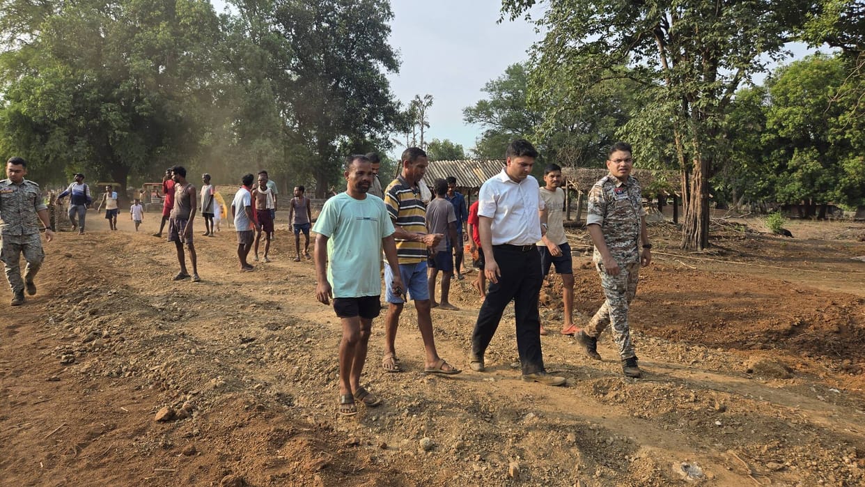 Collector and SP crossed the river to reach Nugur village in Bijapur