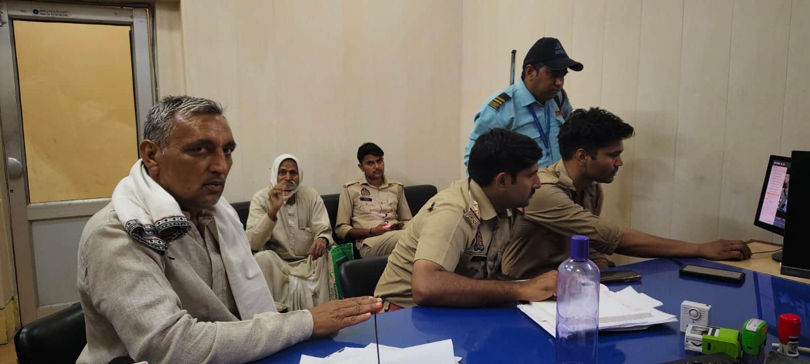 एसबीआई बैंक में सीसीटीवी फुटेज खंगालती पुलिस। 
