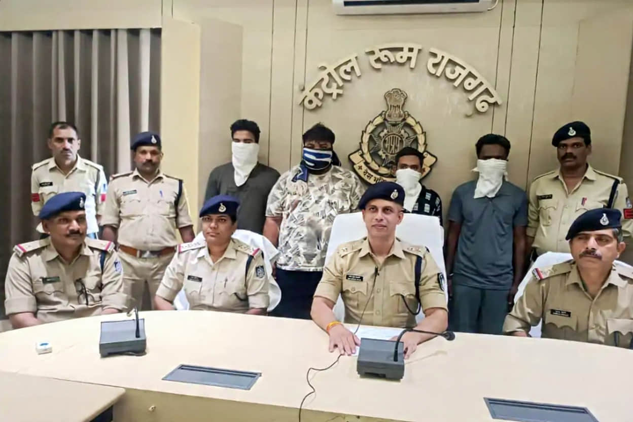 फर्जी लोन एप से ठगी करनेवाली अंतर्राज्यीय गैंग अमेठी से गिरफ्तार